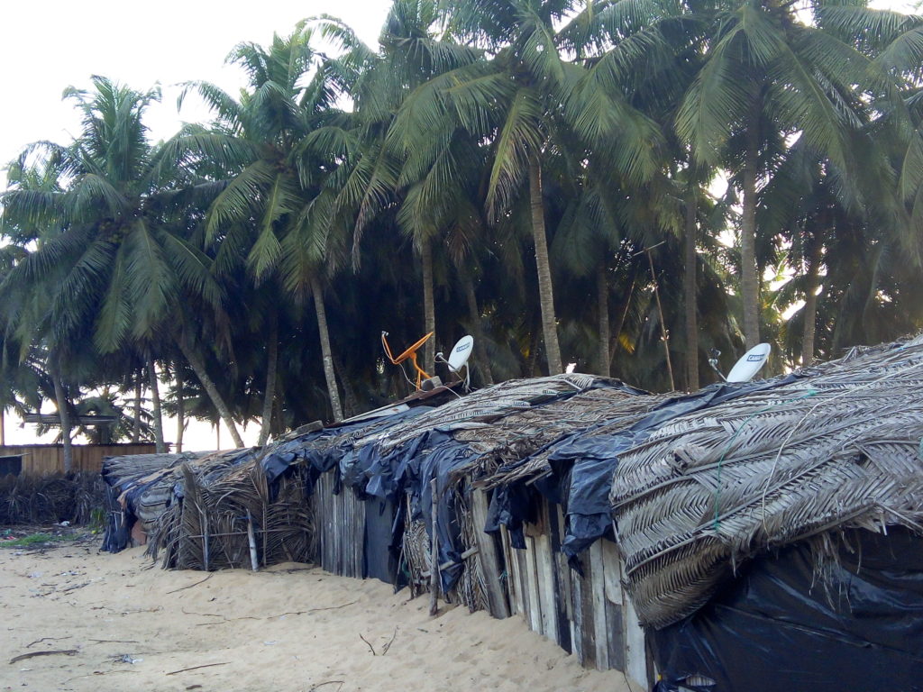 Grand Bassam : quelques habitations en bordure de mer